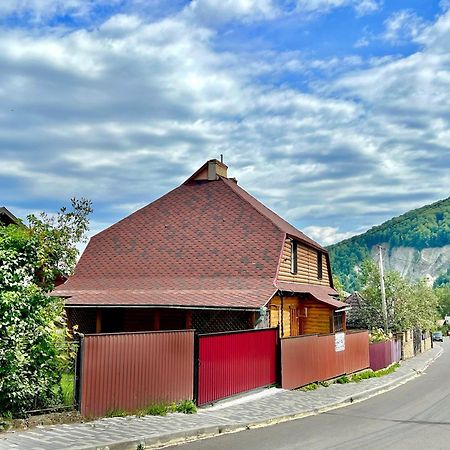 Хатинка Hotel Iaremcea Exterior foto