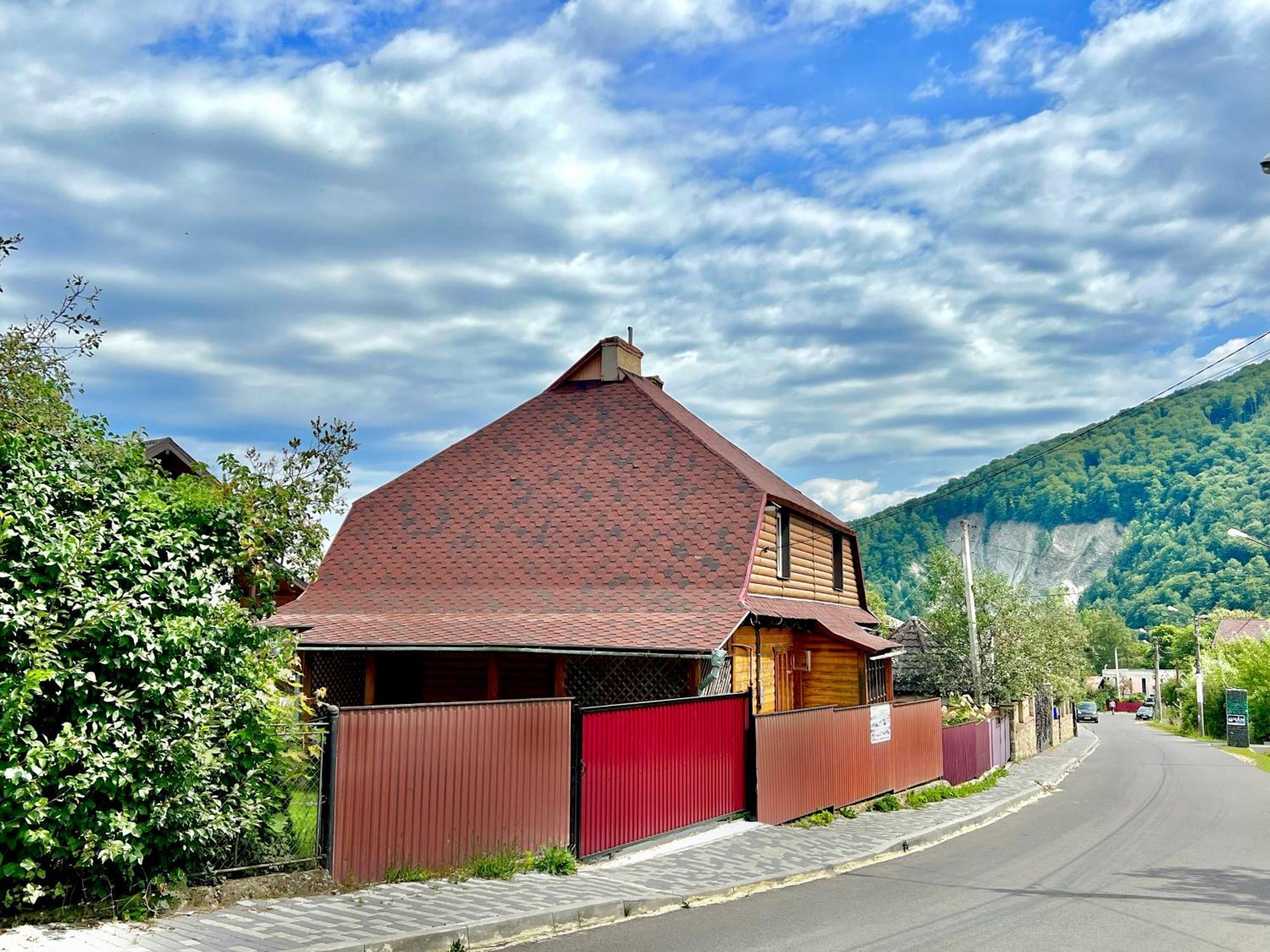 Хатинка Hotel Iaremcea Exterior foto